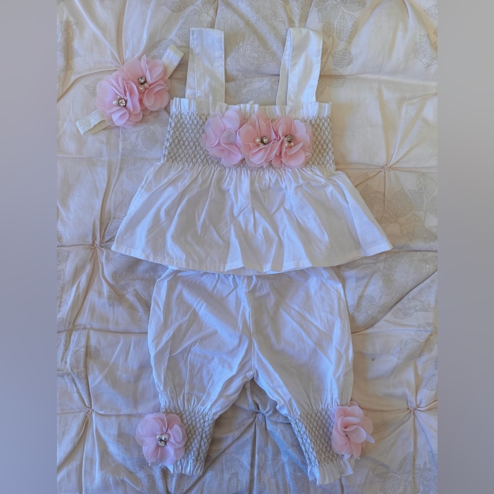 3-piece set in white with pink flowers. Size 3 mos
